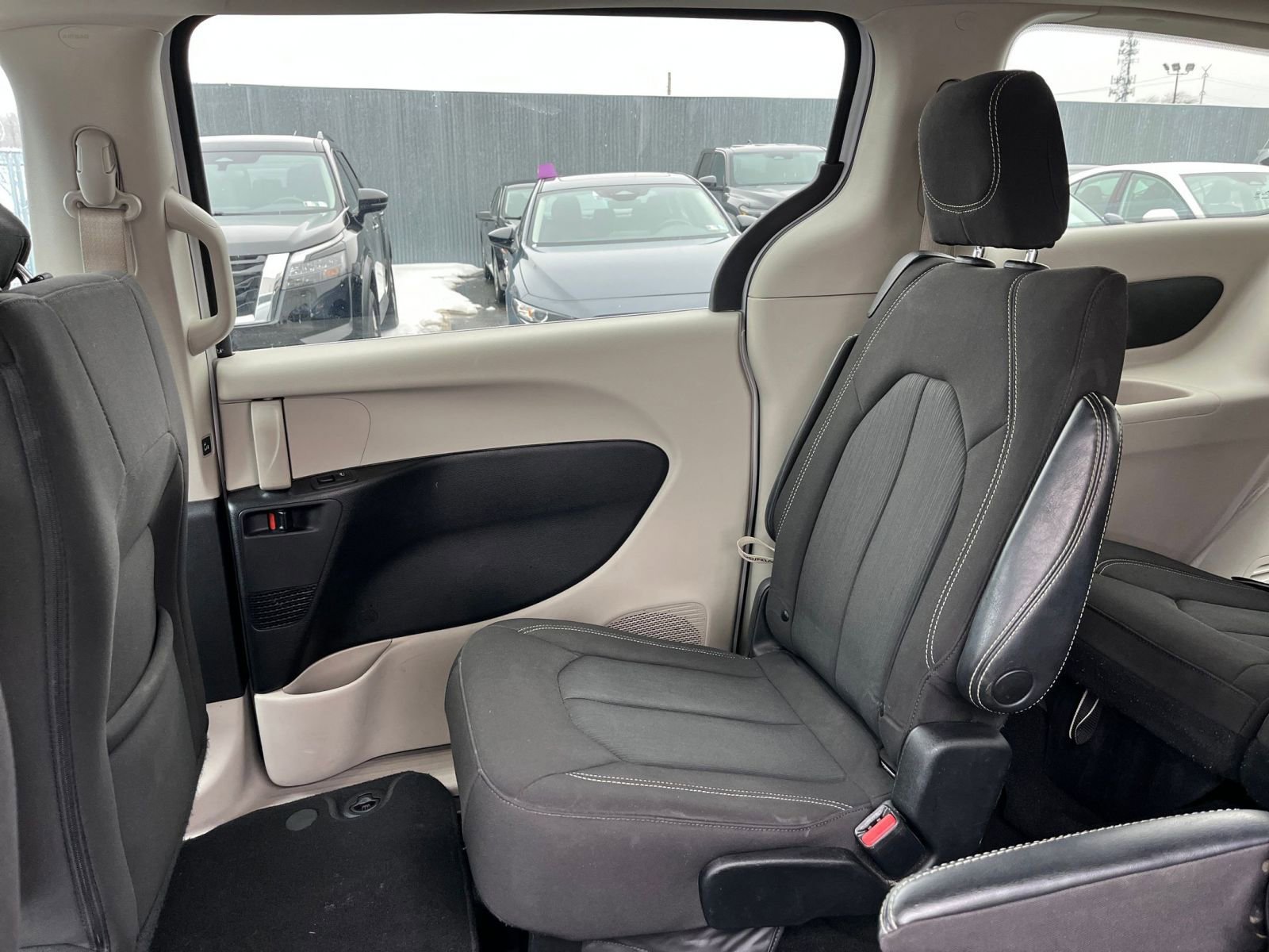 Used 2023 Chrysler Voyager LX image 41
