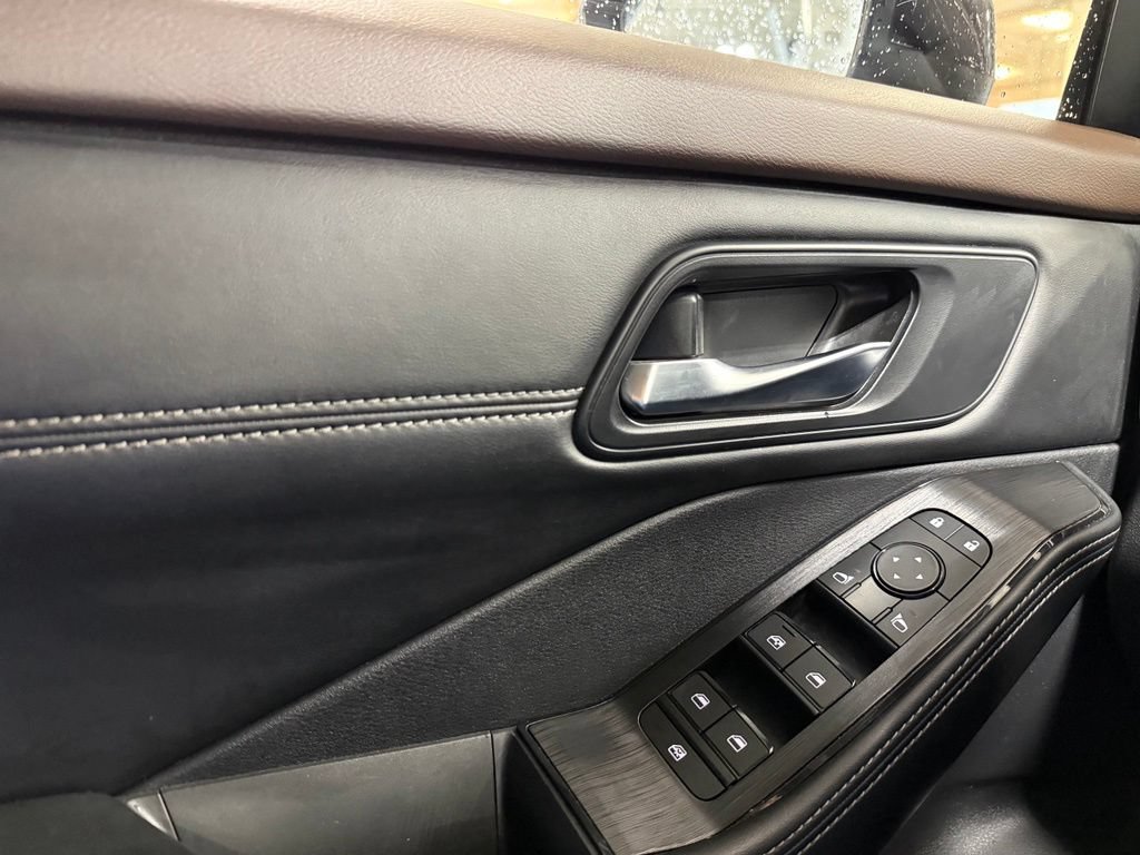 Used 2023 Nissan Rogue SV w/ SV Premium B Package FWD image 11