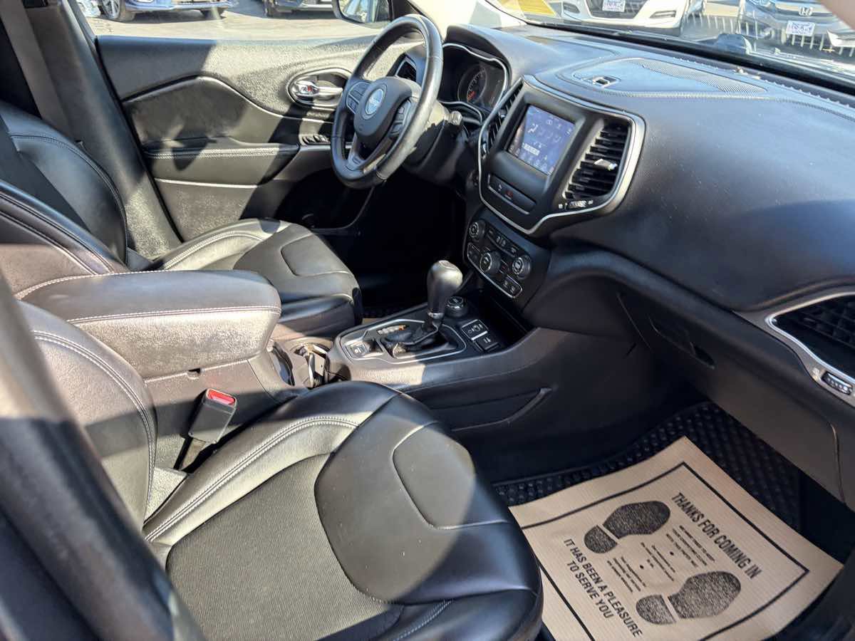 Used 2020 Jeep Cherokee Latitude Plus w/ Cold Weather Group AWD/4WD image 27