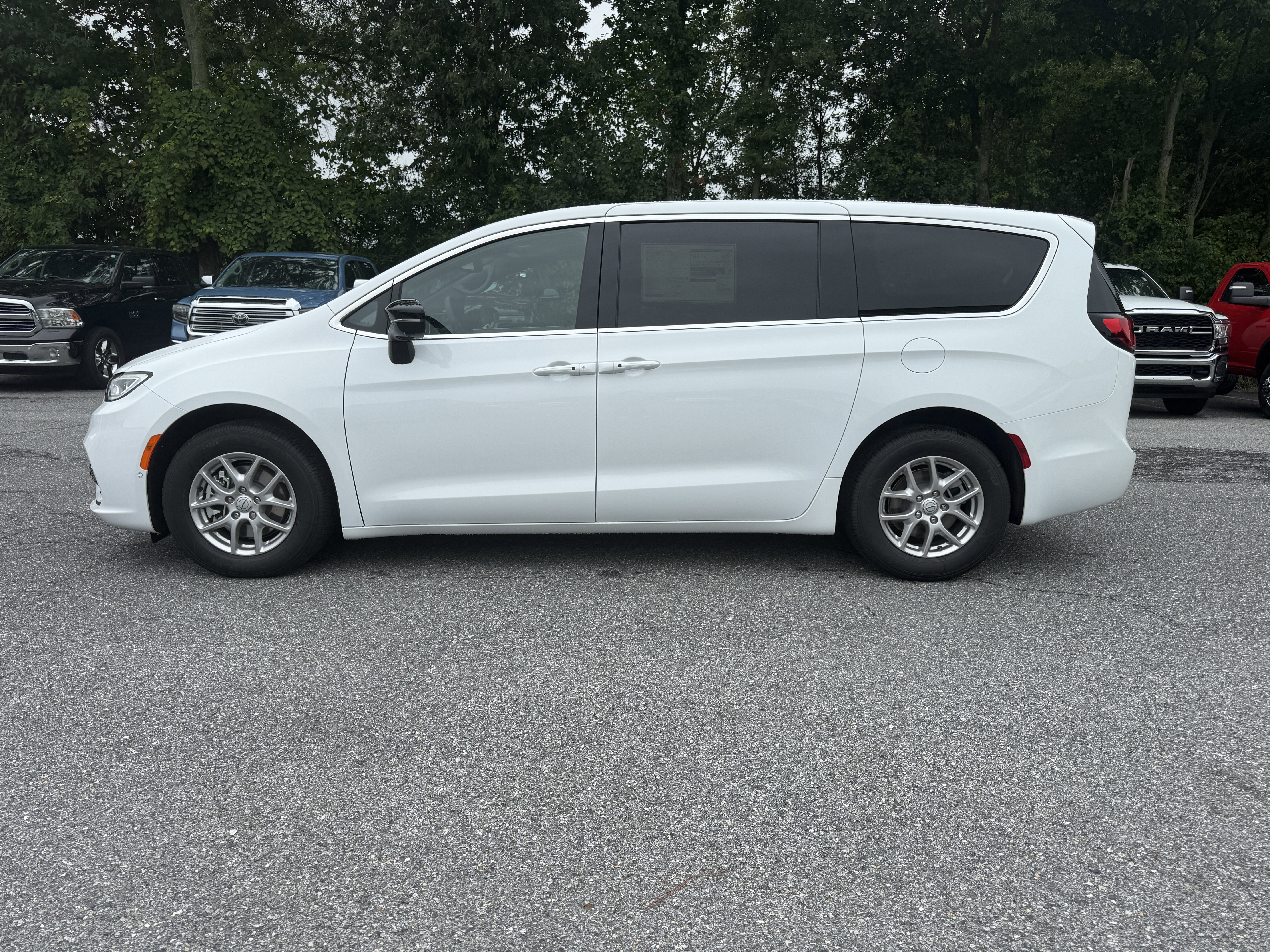 New 2026 Chrysler Pacifica Select image 4