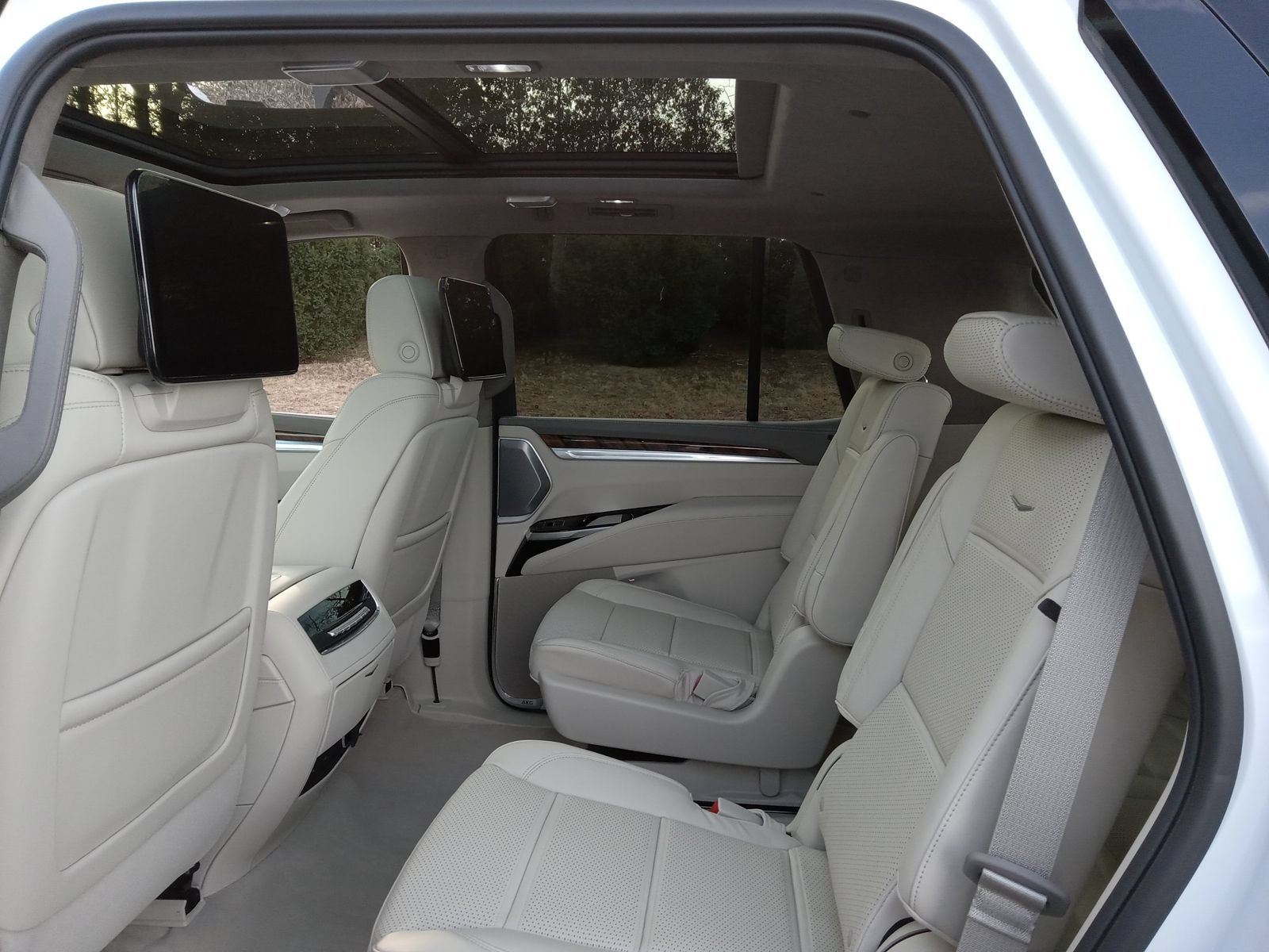 Certified 2026 Cadillac Escalade Platinum Sport w/ LPO, ONYX Package AWD/4WD image 24