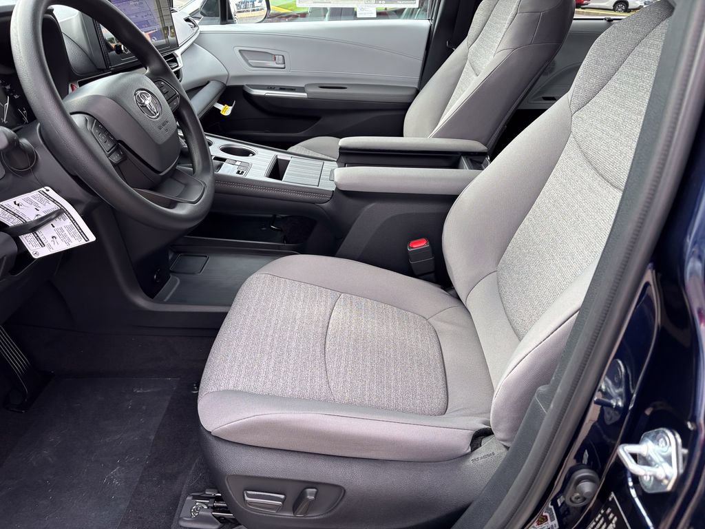 New 2026 Toyota Sienna LE FWD image 10