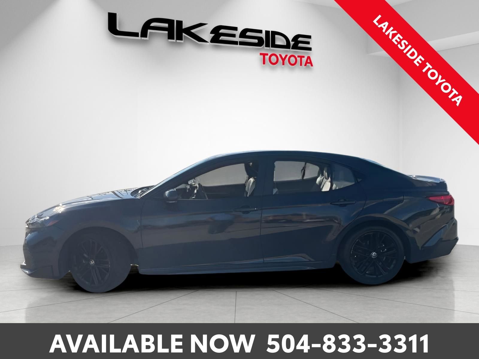 Used 2025 Toyota Camry SE image 3