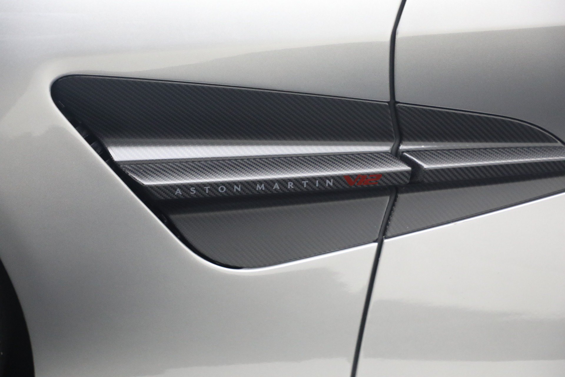 Used 2025 Aston Martin Vanquish RWD image 16