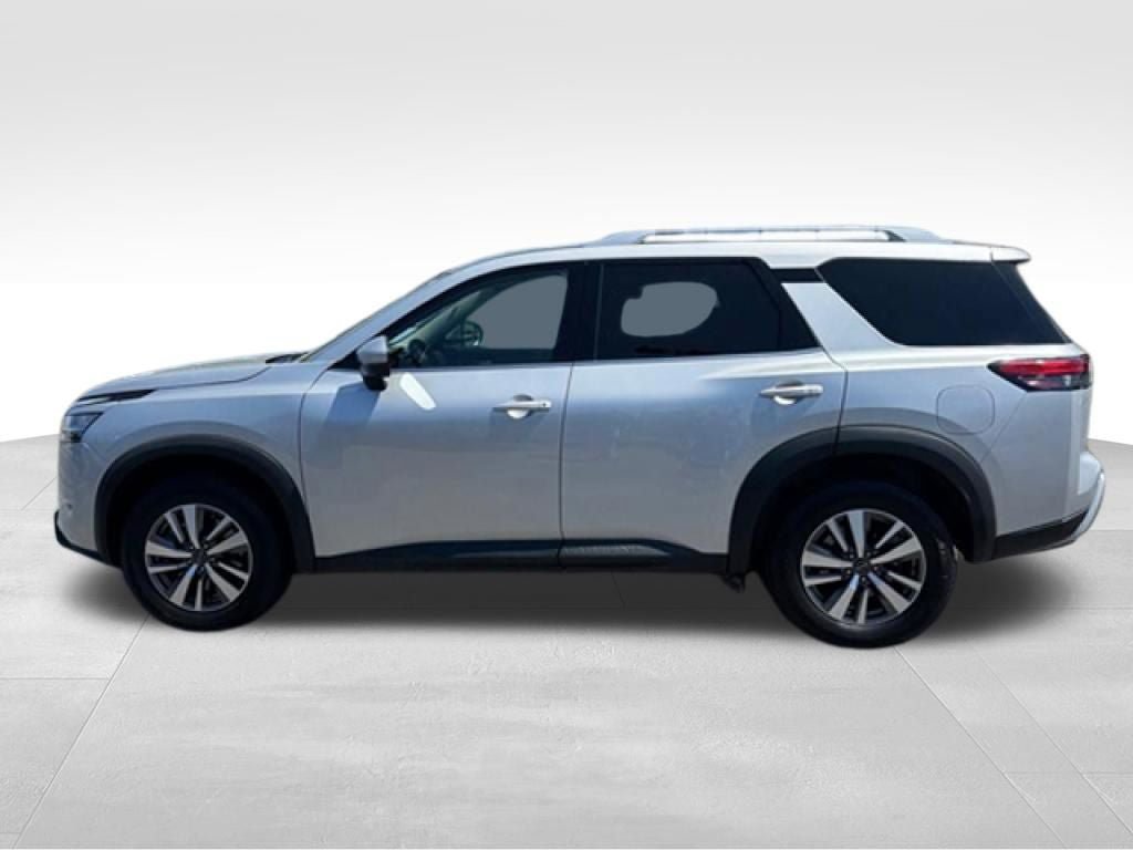 Used 2023 Nissan Pathfinder SL AWD/4WD image 2