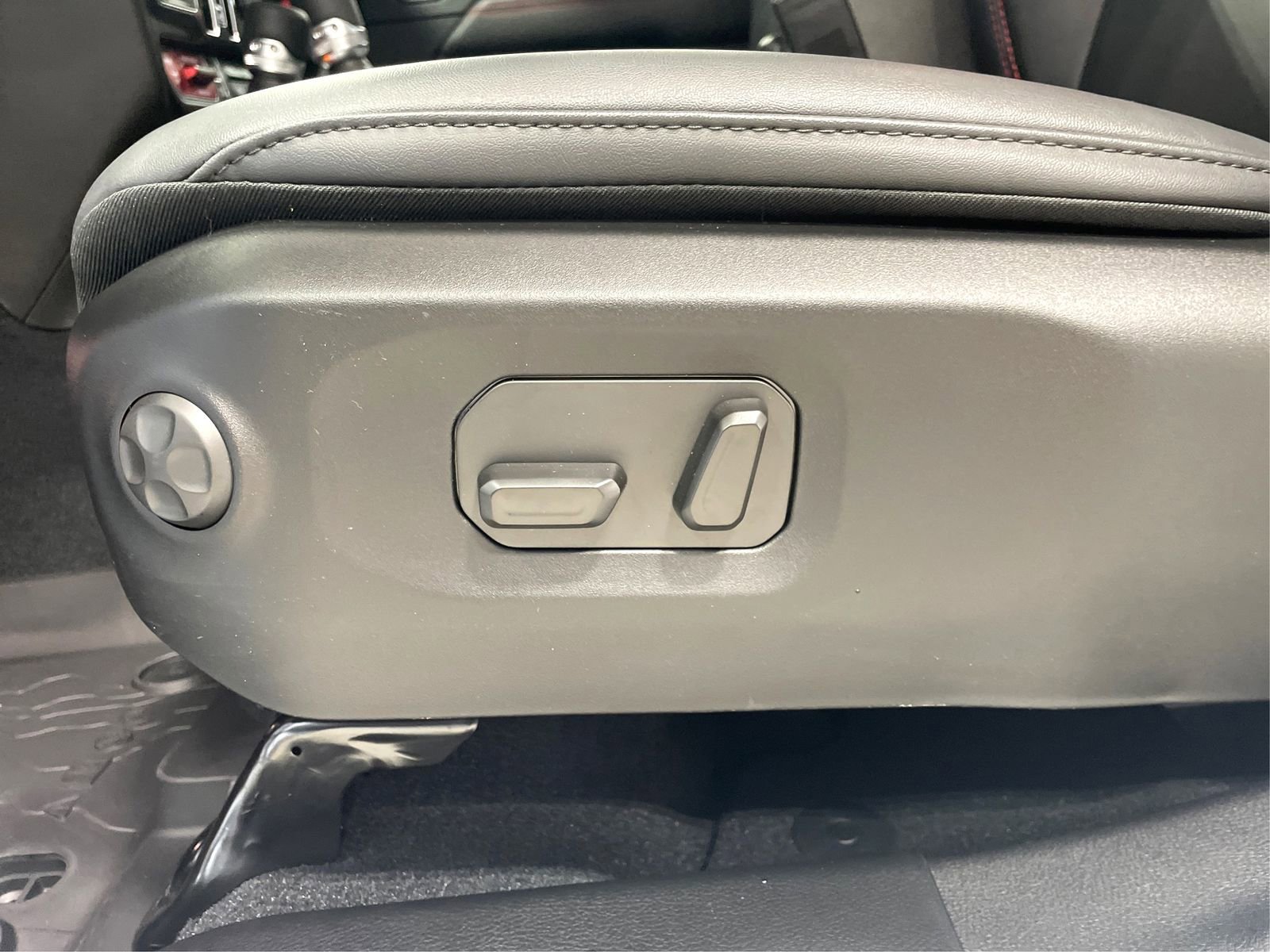 Used 2024 Jeep Wrangler Unlimited Rubicon w/ Technology Group image 18