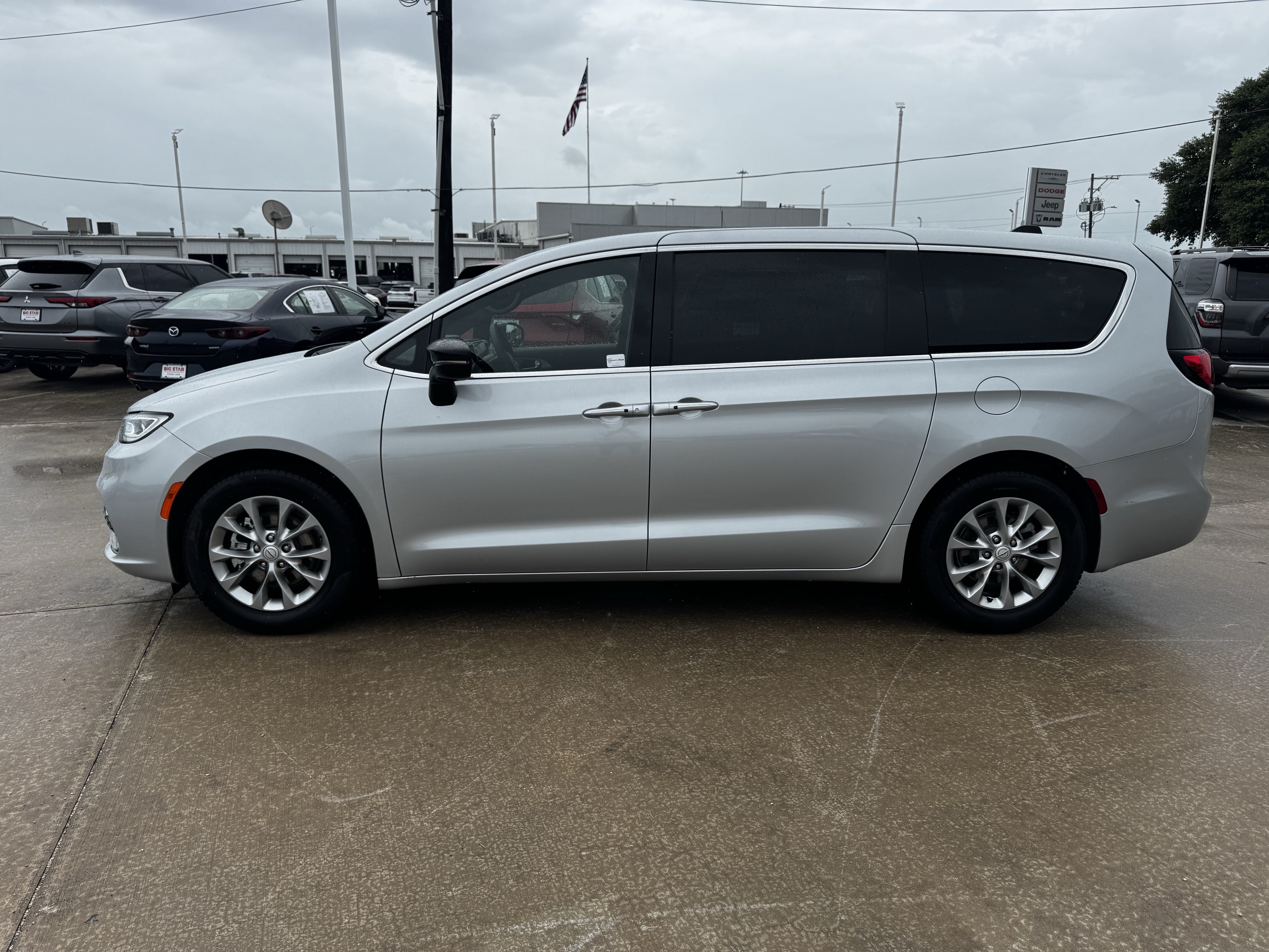 Used 2026 Chrysler Pacifica Limited FWD image 7