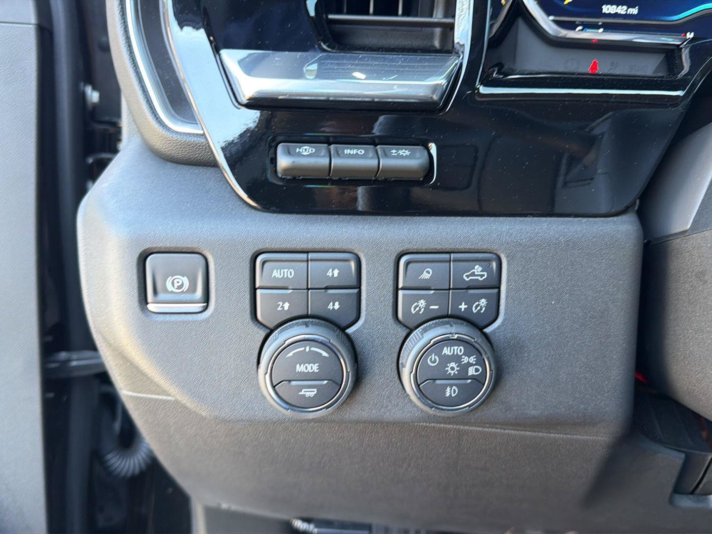 Used 2025 Chevrolet Silverado 2500 LTZ w/ LTZ Plus Package AWD/4WD image 16