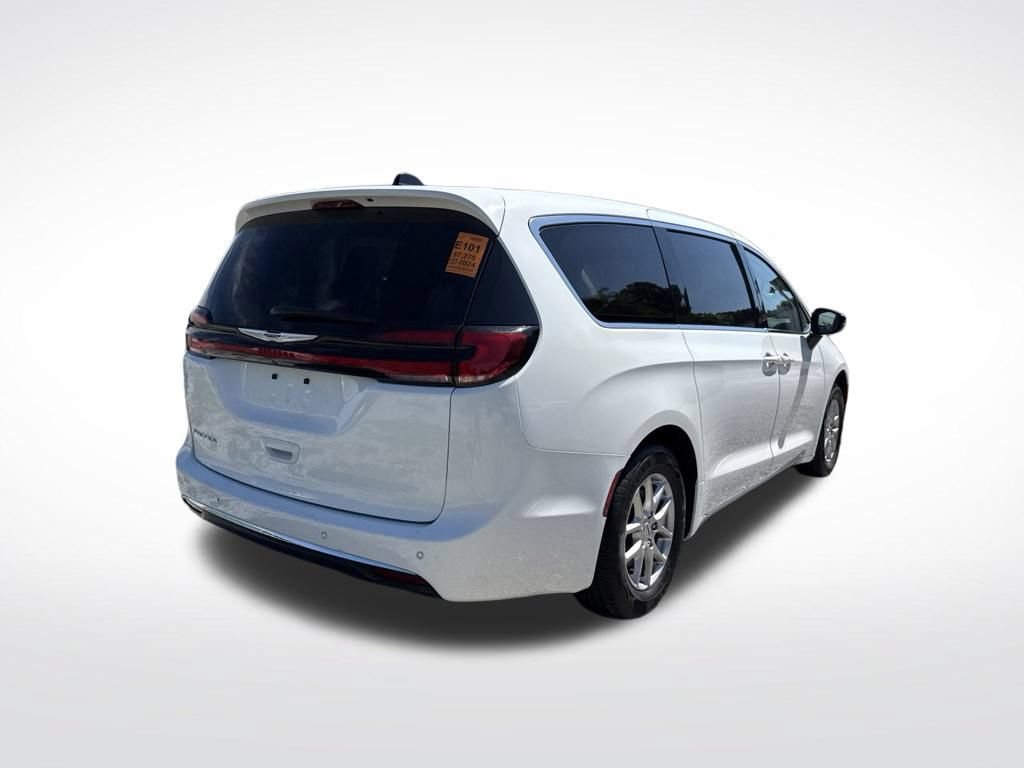 Used 2024 Chrysler Pacifica Touring-L FWD image 15