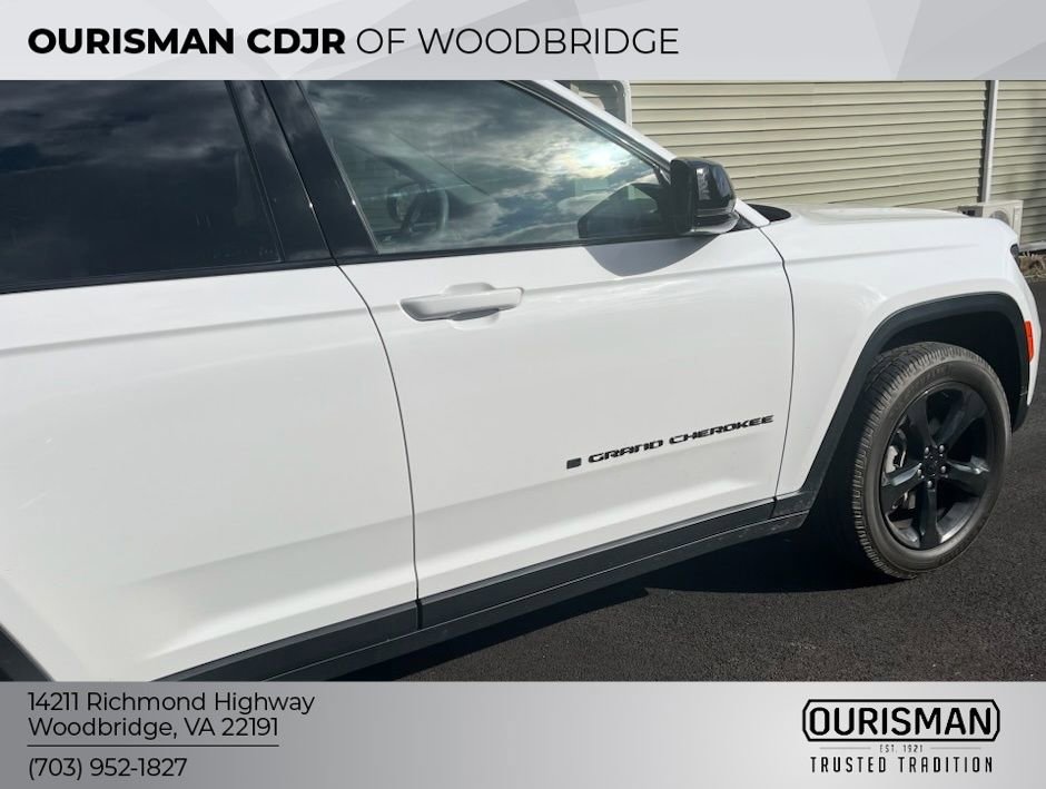 Used 2023 Jeep Grand Cherokee Altitude image 3