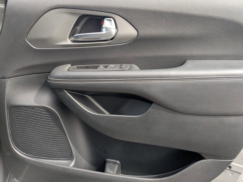 Used 2025 Chrysler Pacifica Select image 32
