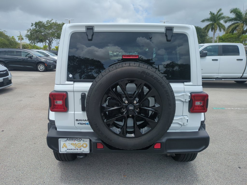 Used 2025 Jeep Wrangler Unlimited Sahara AWD/4WD image 7
