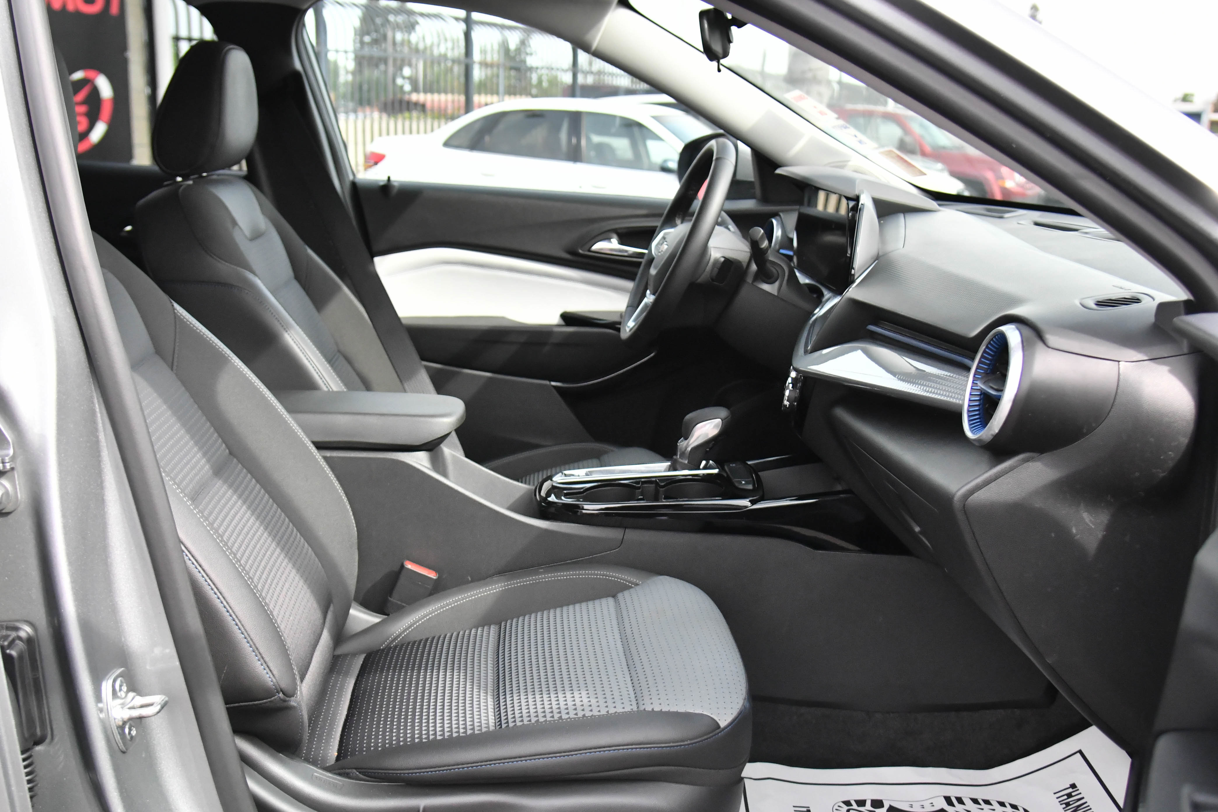 Used 2025 Chevrolet Trax LT w/ LT Convenience Package FWD image 45