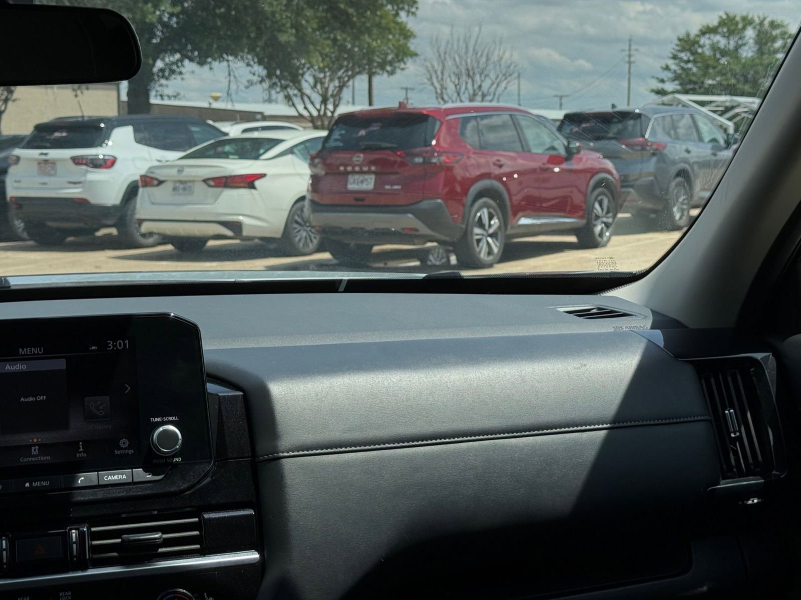 Used 2025 Nissan Pathfinder SV AWD/4WD image 37