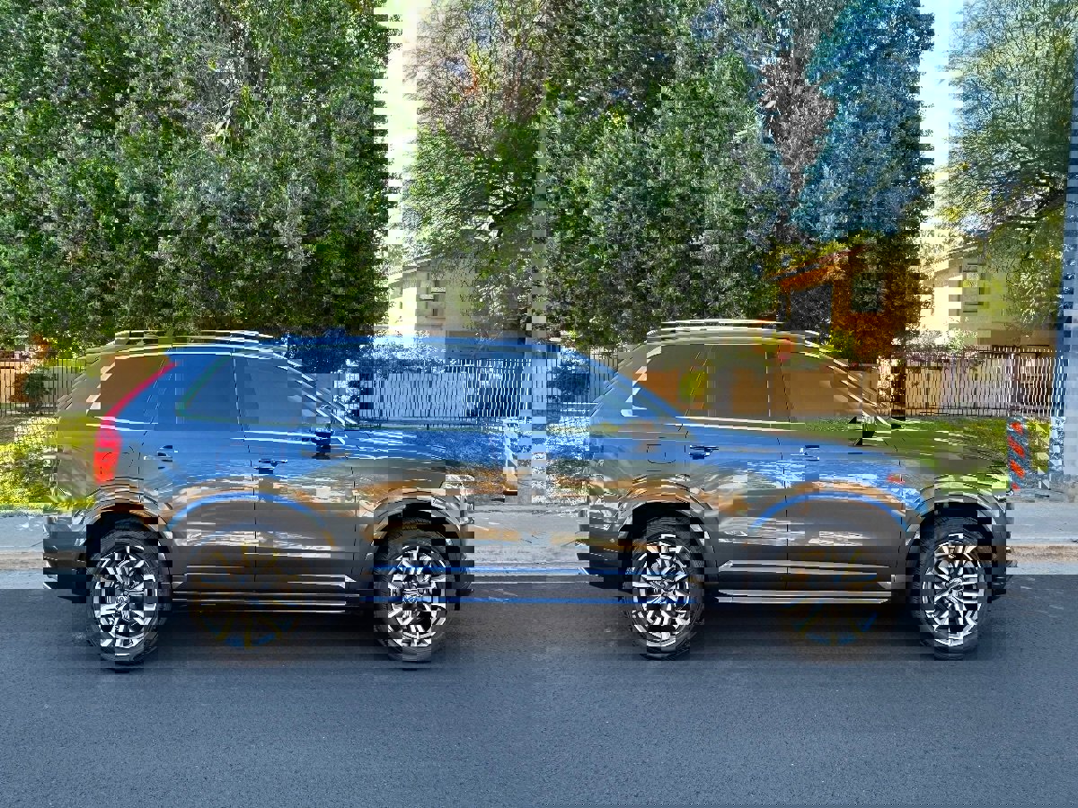 Used 2018 Volvo XC90 T5 Momentum w/ Convenience Package image 9