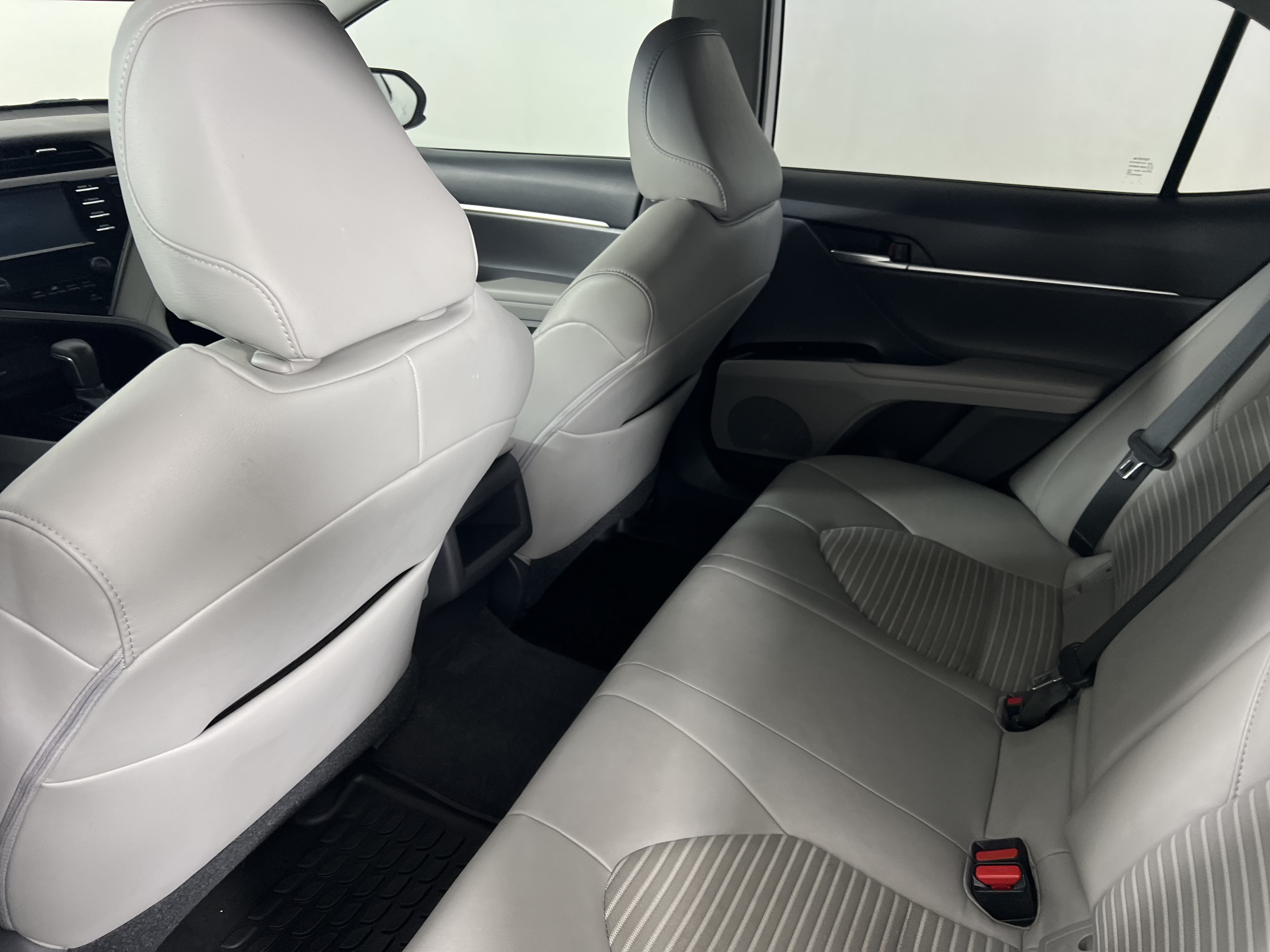Used 2019 Toyota Camry SE FWD image 19