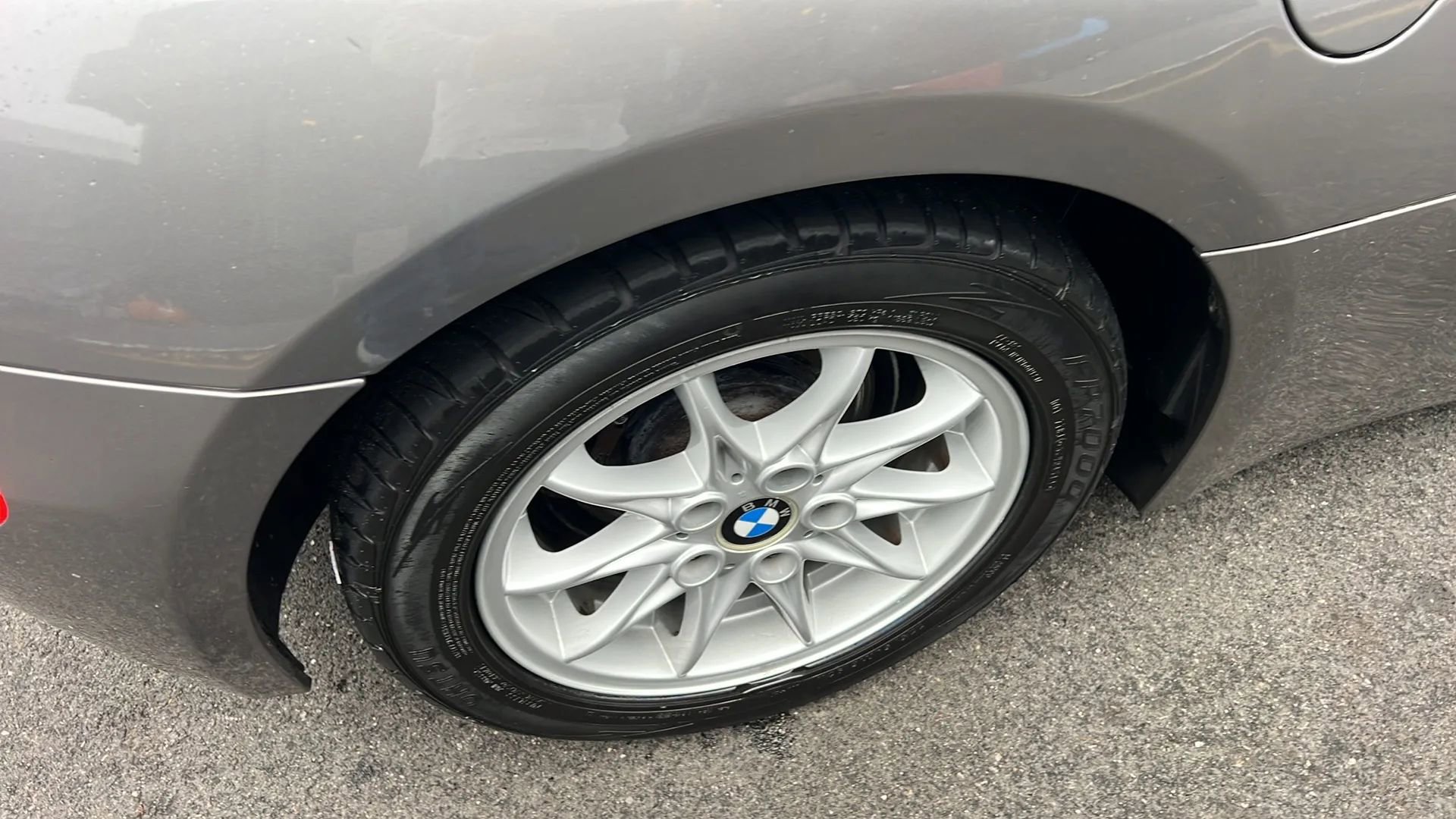 Used 2004 BMW Z4 2.5i image 12