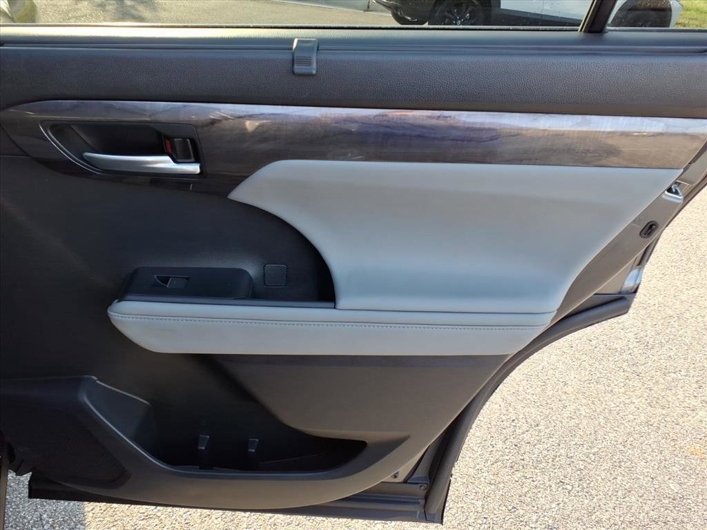 Used 2023 Toyota Highlander Limited image 19