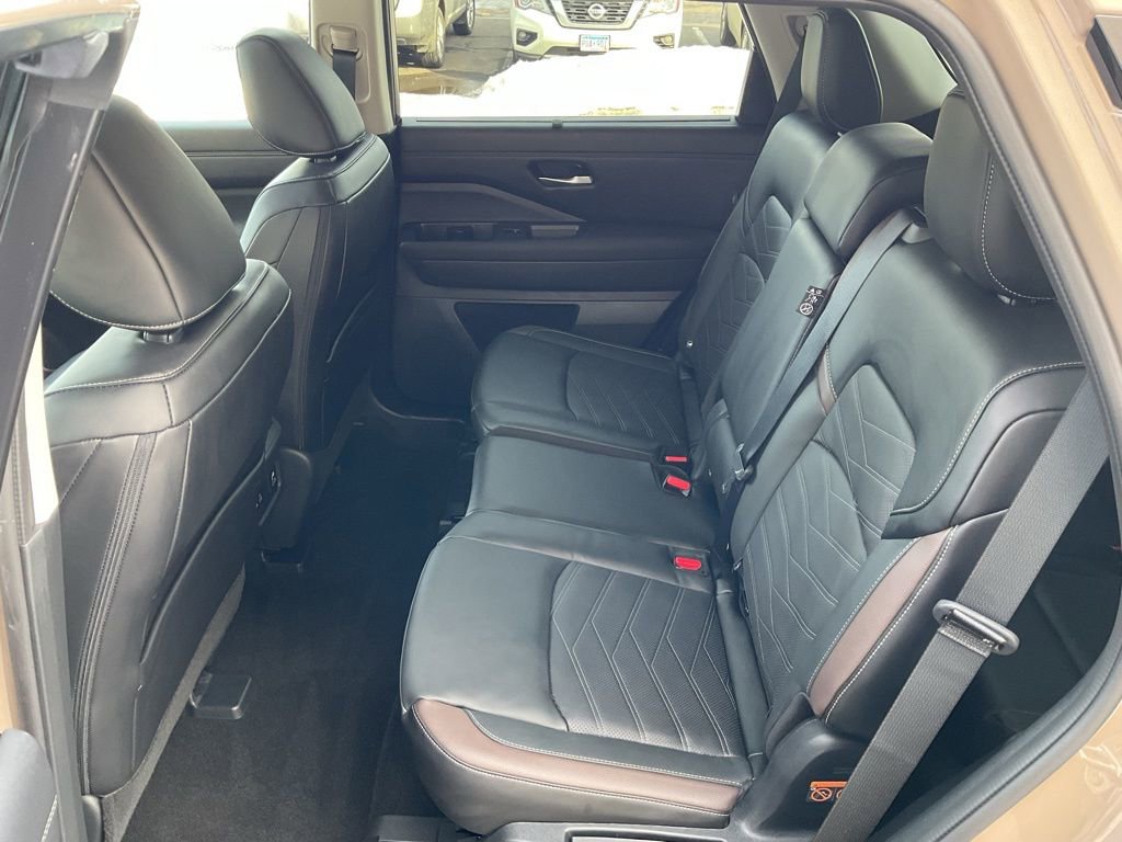 Used 2024 Nissan Pathfinder Platinum AWD/4WD image 22