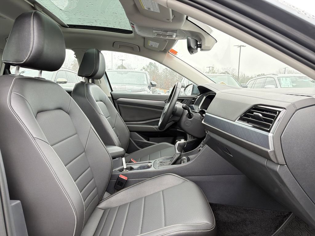 Used 2023 Volkswagen Jetta SE w/ Panoramic Sunroof Package image 18