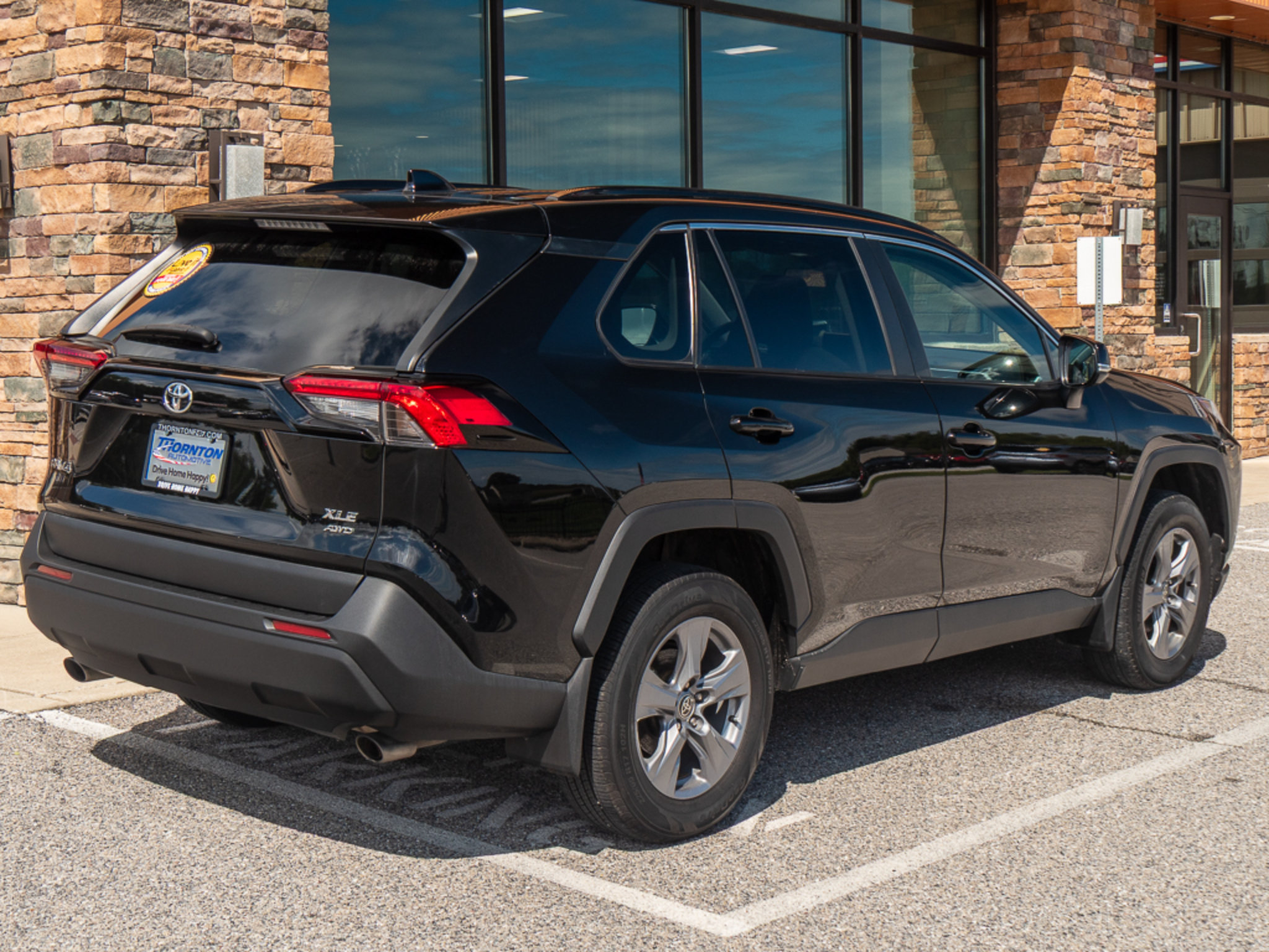 Used 2022 Toyota RAV4 XLE w/ Convenience Package AWD/4WD image 3