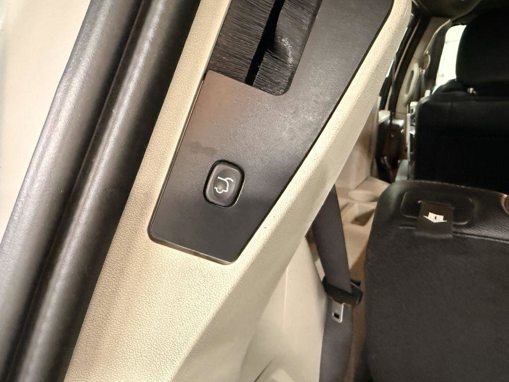 Used 2017 Dodge Grand Caravan SXT image 32