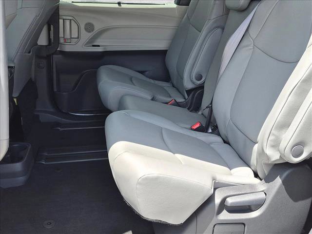 Used 2024 Toyota Sienna XLE FWD image 16