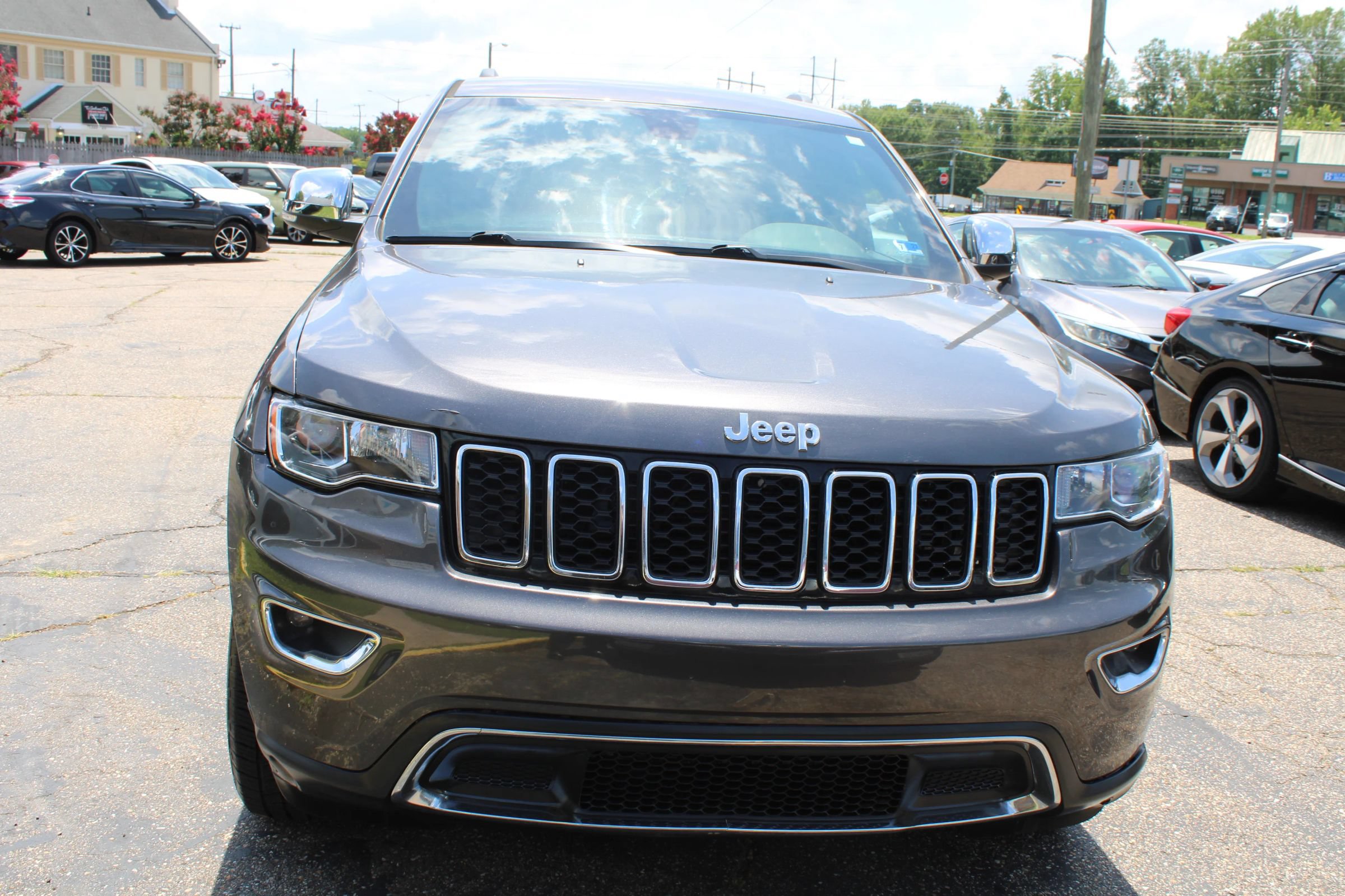 Used 2017 Jeep Grand Cherokee Limited AWD/4WD image 2