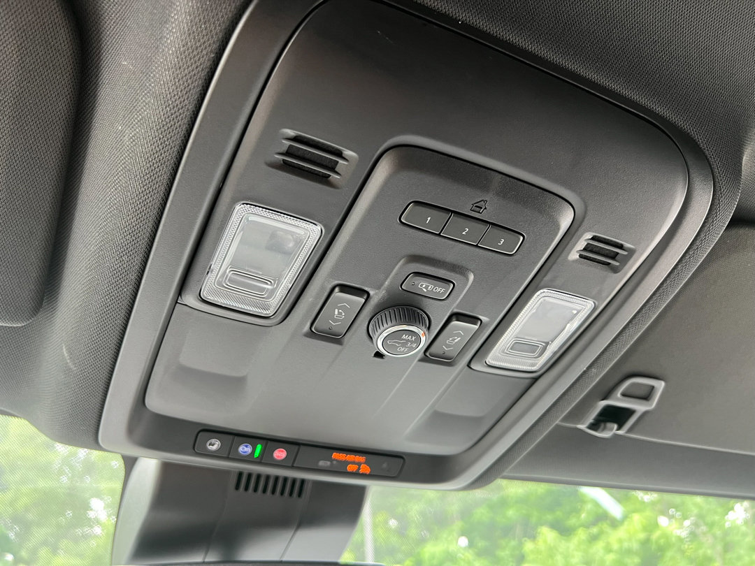 Used 2024 GMC Yukon SLT w/ SLT Luxury Package image 29