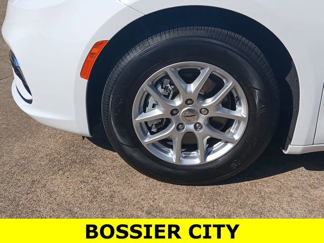 Used 2023 Chrysler Pacifica Touring-L image 32