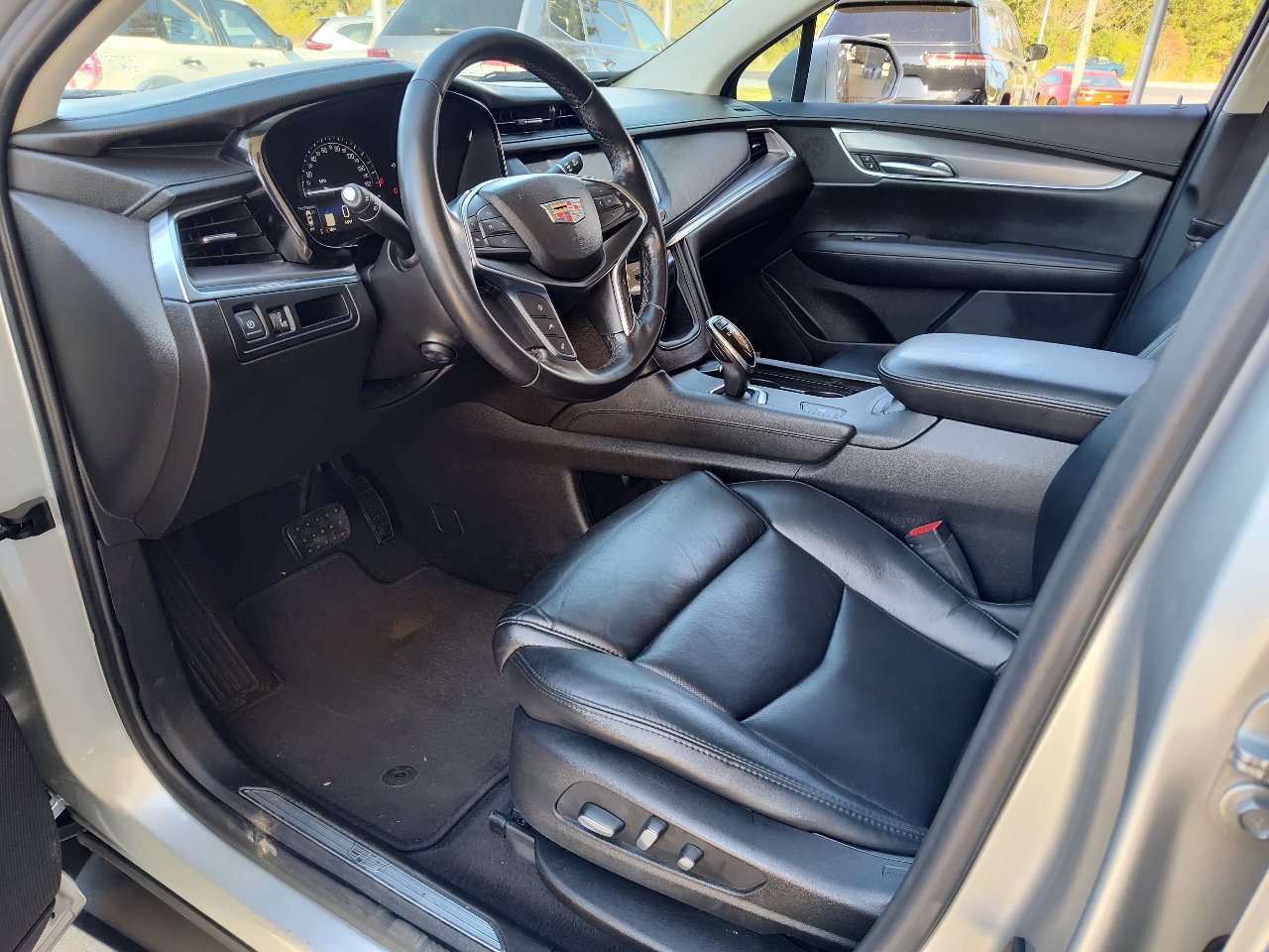 Used 2018 Cadillac XT5 Luxury w/ Driver Awareness Package image 2