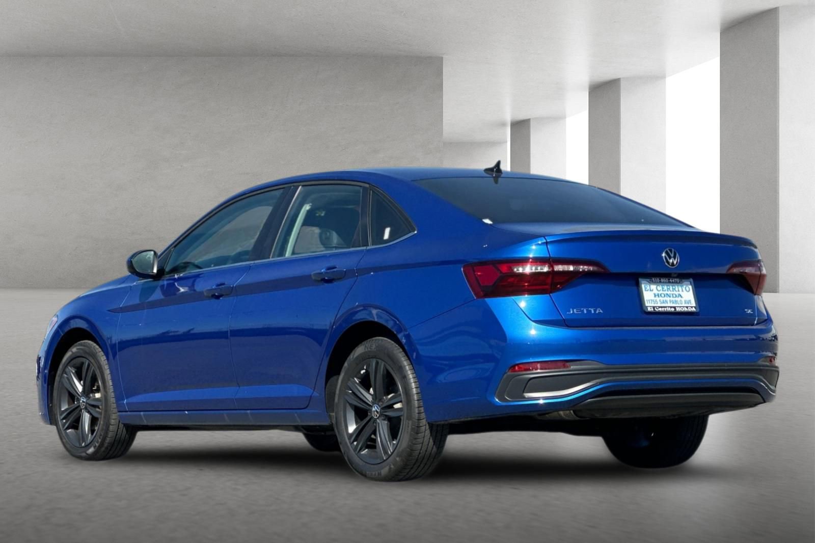 Used 2024 Volkswagen Jetta SE w/ Panoramic Sunroof Package image 6