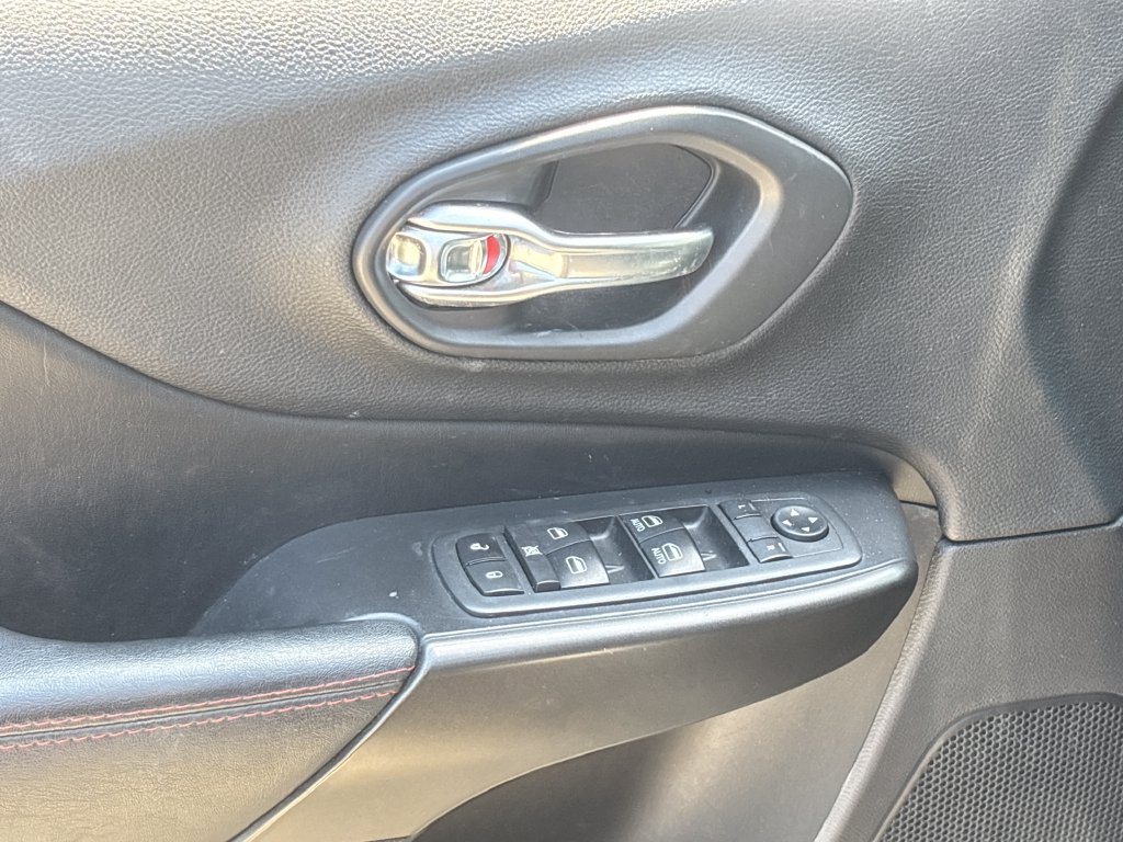 Used 2020 Jeep Cherokee Trailhawk AWD/4WD image 16