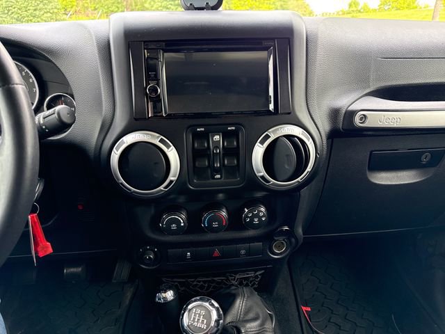 Used 2015 Jeep Wrangler Unlimited Rubicon w/ Connectivity Group AWD/4WD image 25
