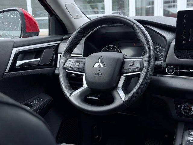 Used 2025 Mitsubishi Outlander SE AWD/4WD image 28