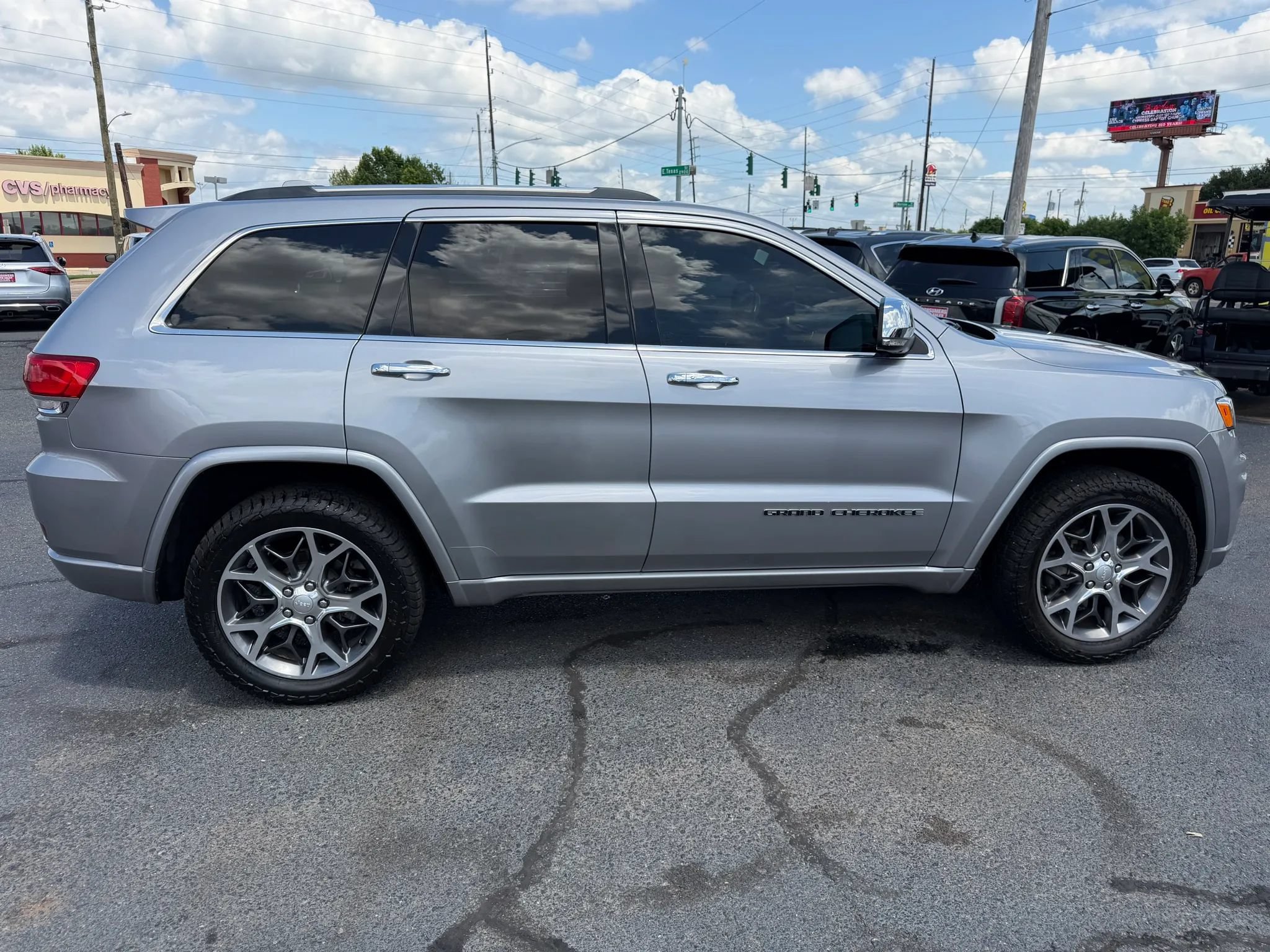 Used 2020 Jeep Grand Cherokee Overland AWD/4WD image 16