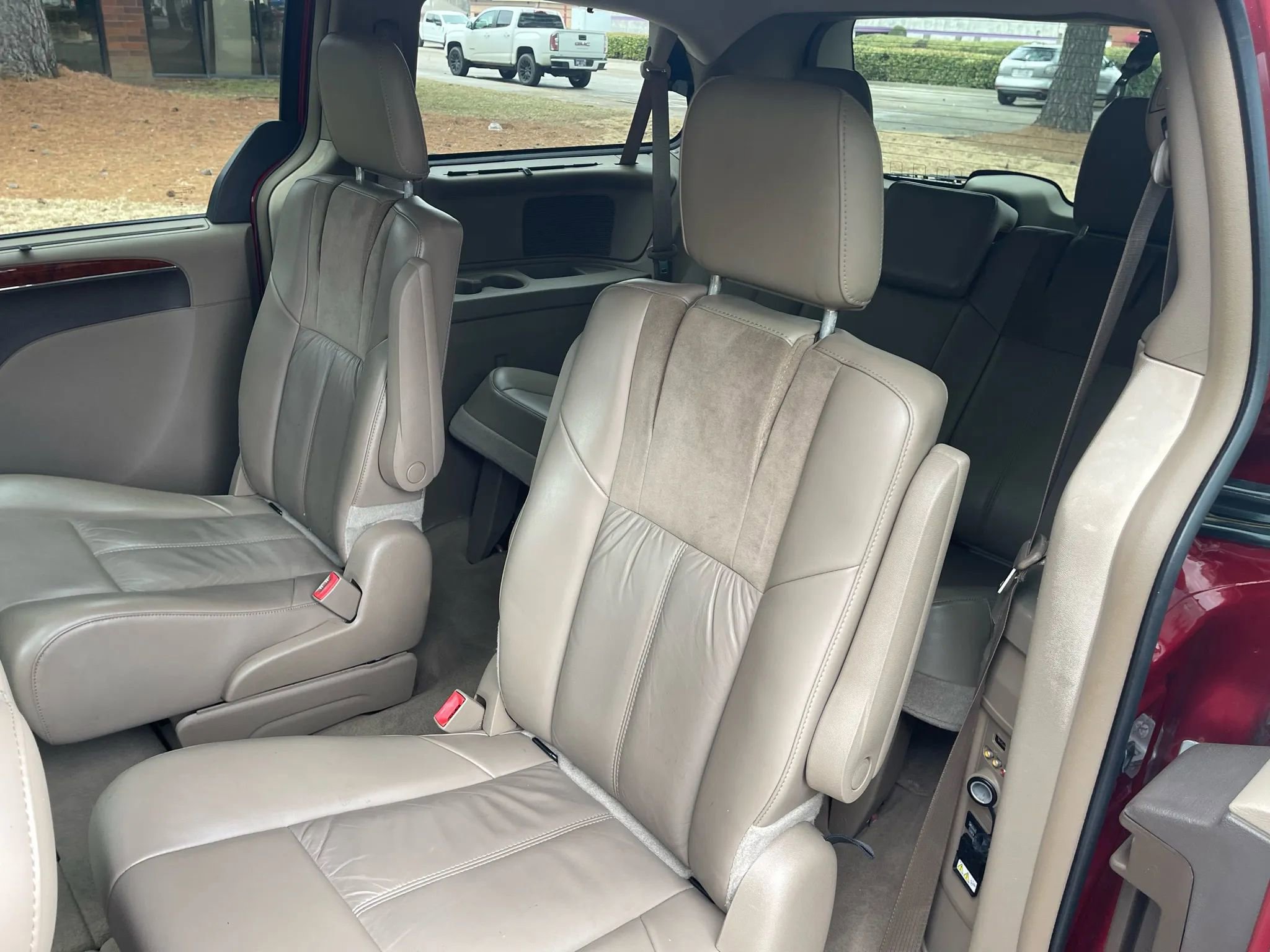 Used 2014 Chrysler Town & Country Limited w/ Luxury Group image 12