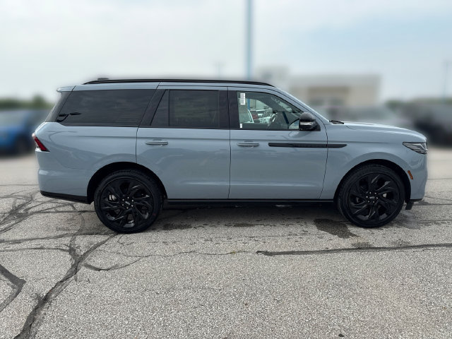 New 2027 Lincoln Navigator Reserve w/ Jet Appearance Package AWD/4WD image 4