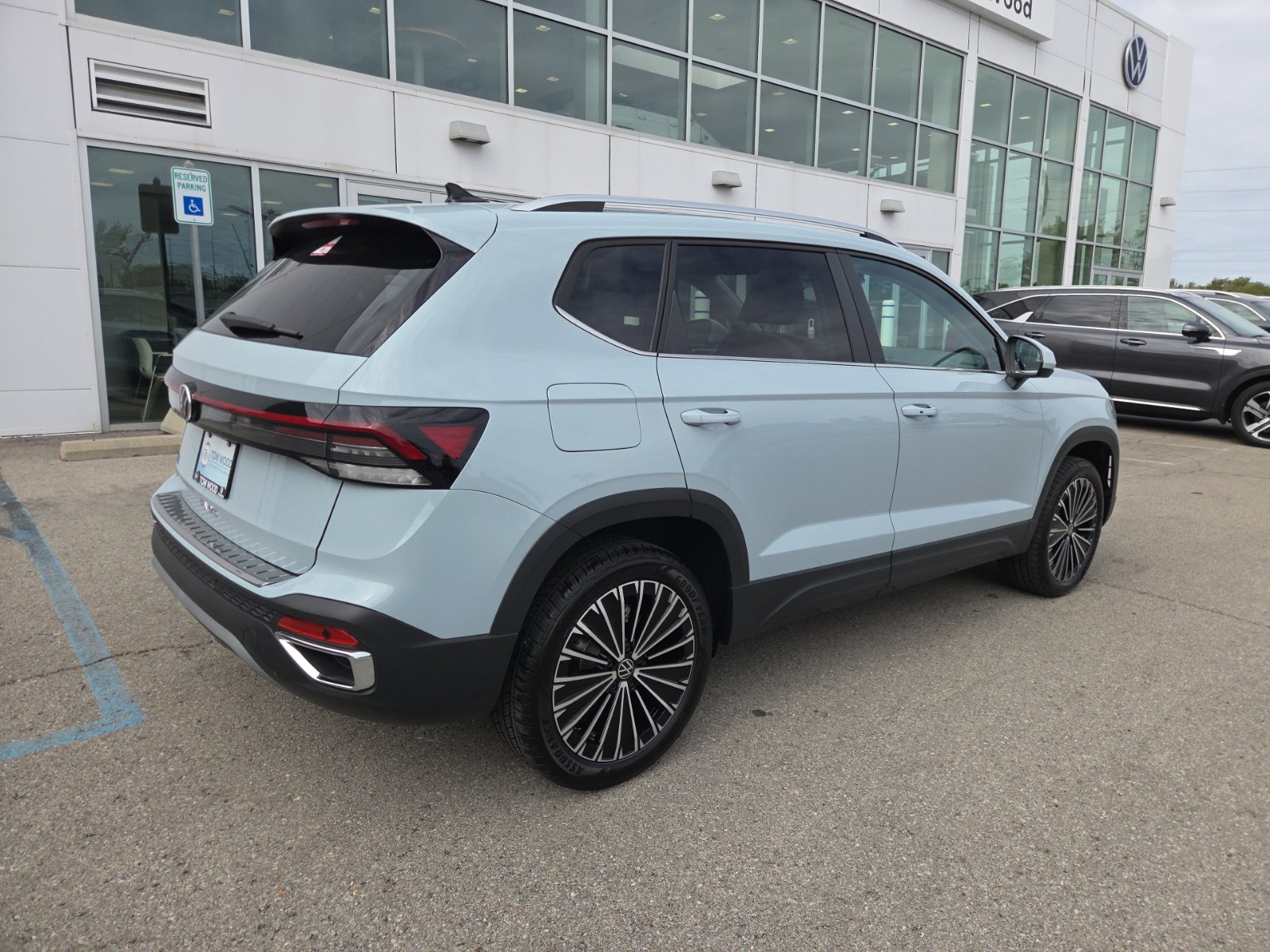 New 2027 Volkswagen Taos SE FWD image 4