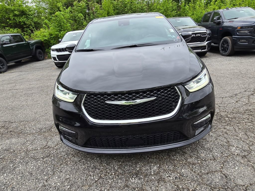 Used 2026 Chrysler Pacifica Limited FWD image 12