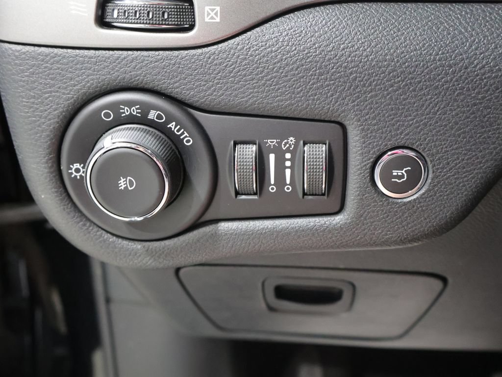 Used 2020 Jeep Cherokee Limited AWD/4WD image 30