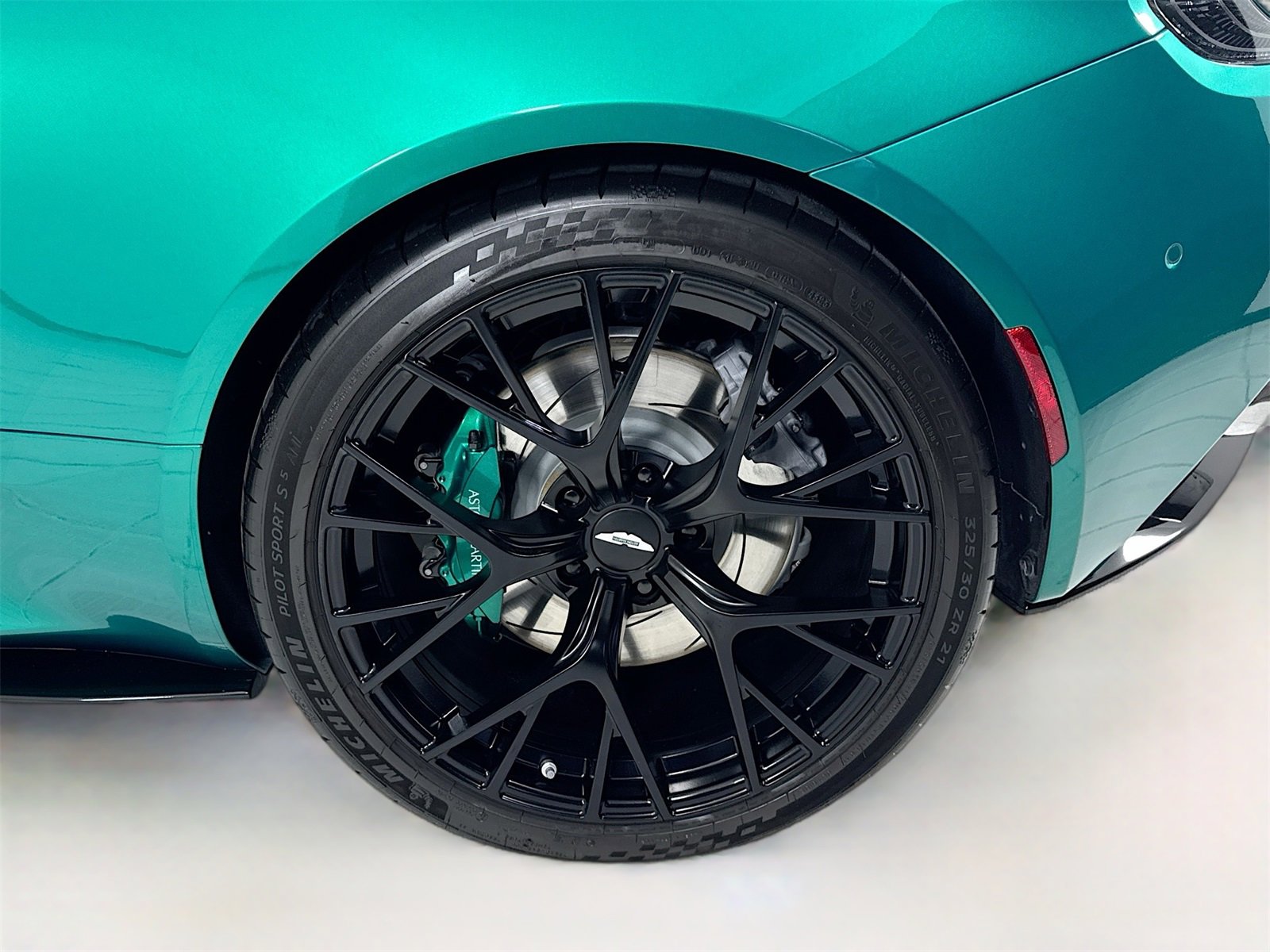 Used 2025 Aston Martin DB12 Coupe image 9