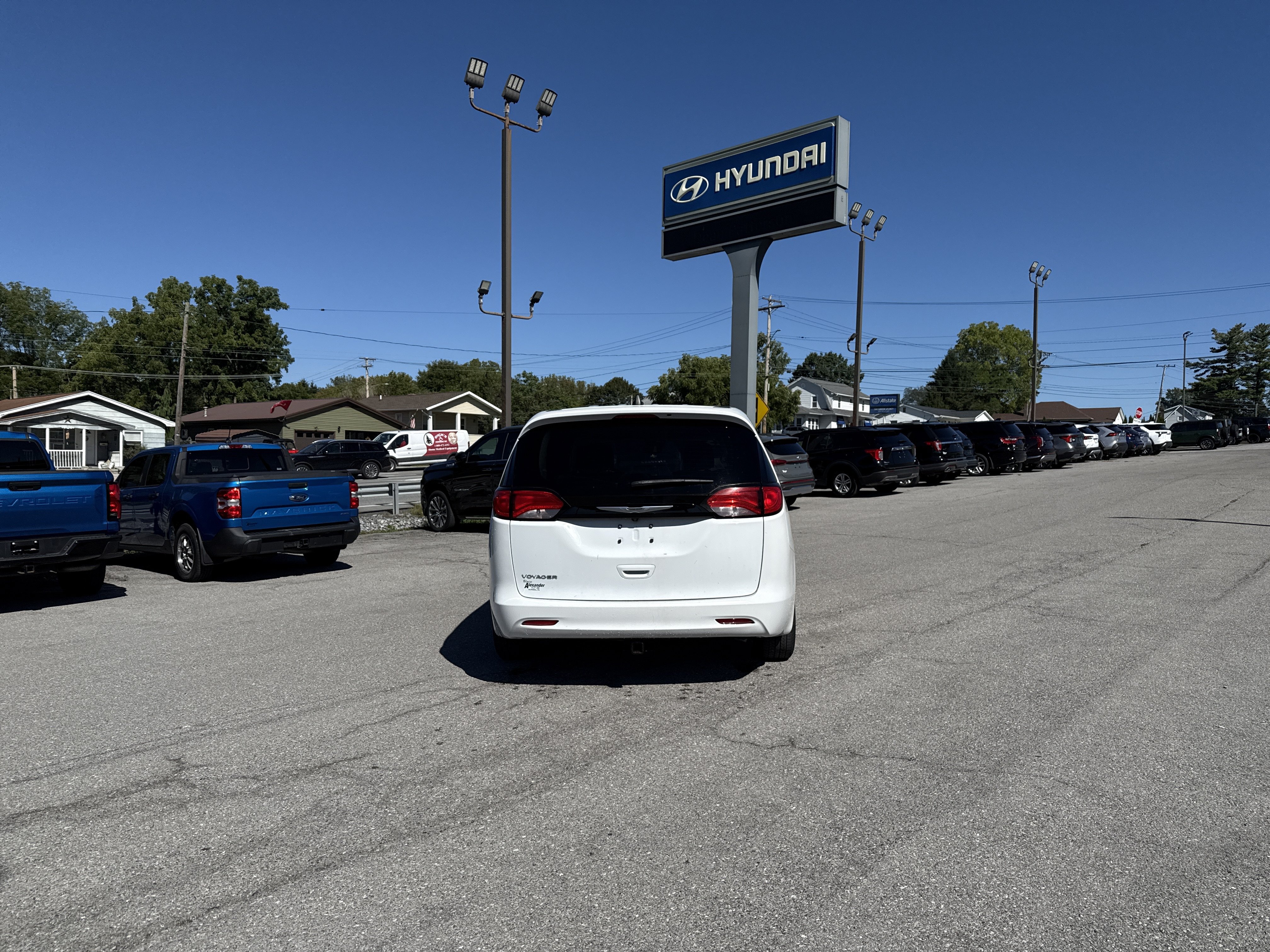 Used 2023 Chrysler Voyager LX FWD image 4