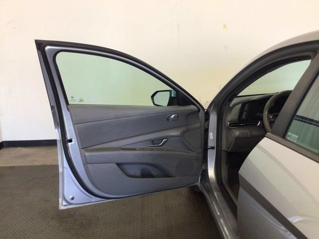 Used 2021 Hyundai Elantra SE FWD image 11