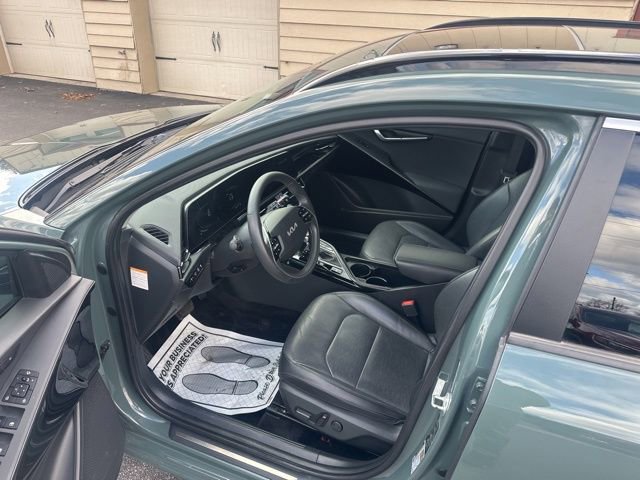 Used 2023 Kia Niro SX image 4
