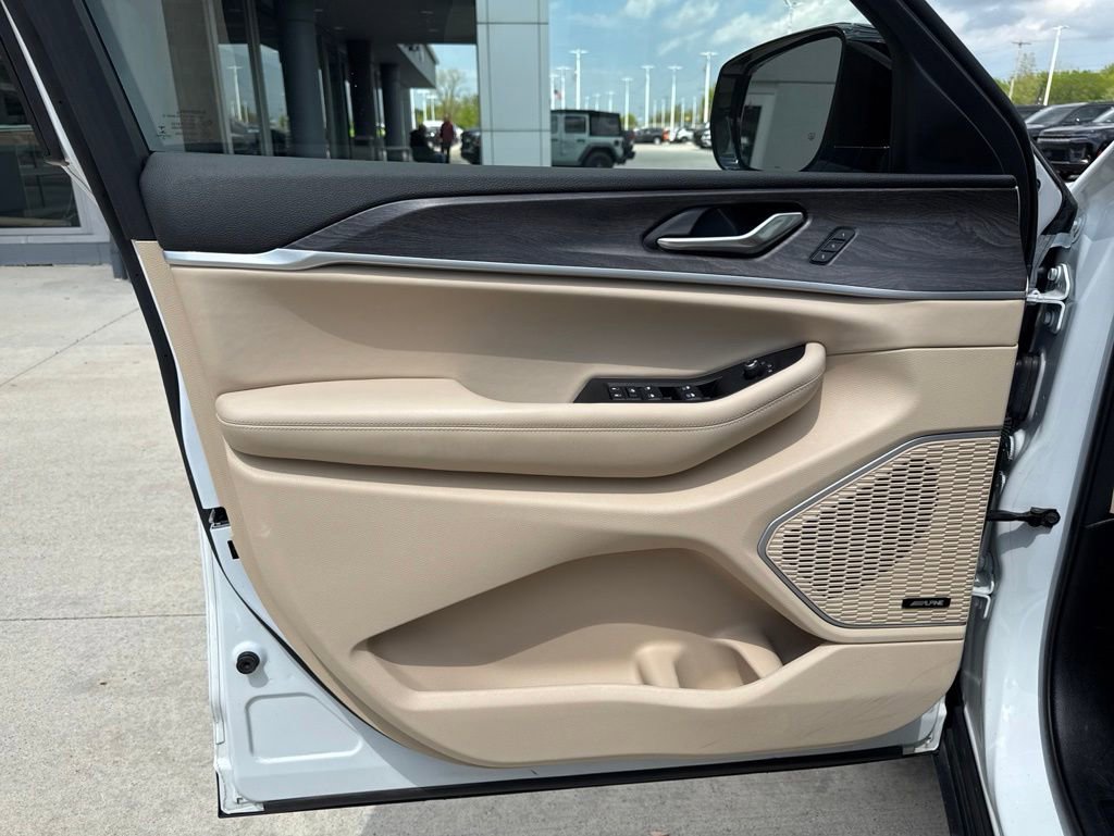 Used 2022 Jeep Grand Cherokee Limited AWD/4WD image 18