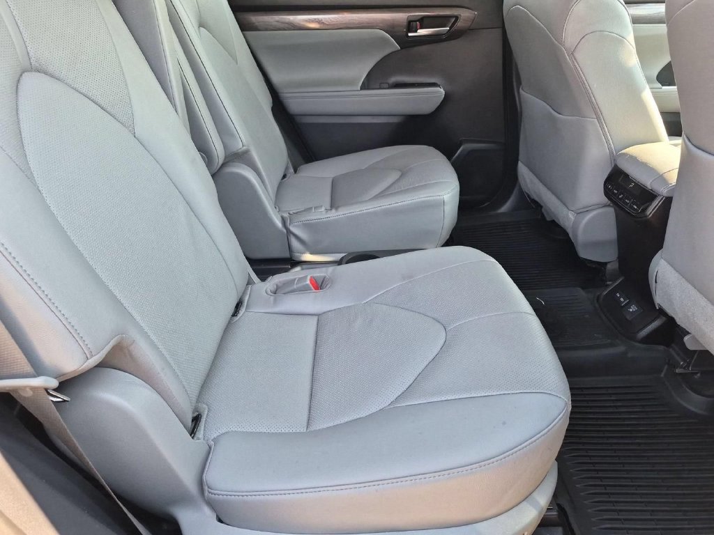 Used 2023 Toyota Highlander Limited AWD/4WD image 30