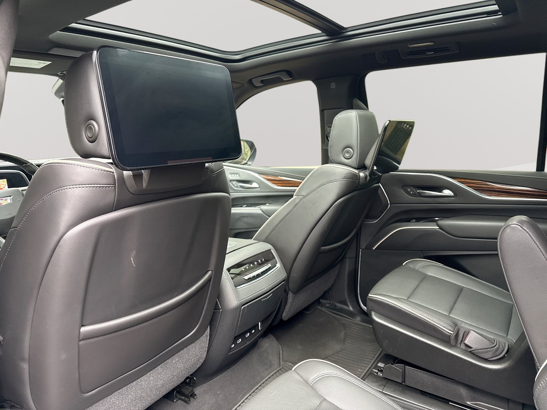 Used 2021 Cadillac Escalade ESV Premium Luxury w/ Driver Assist Tech Package AWD/4WD image 32