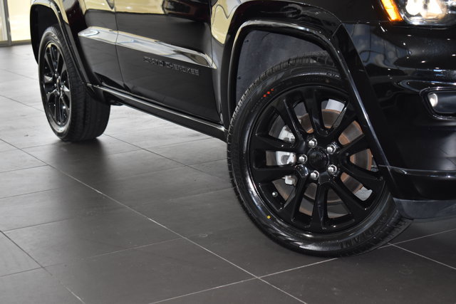 Used 2021 Jeep Grand Cherokee Laredo X AWD/4WD image 3