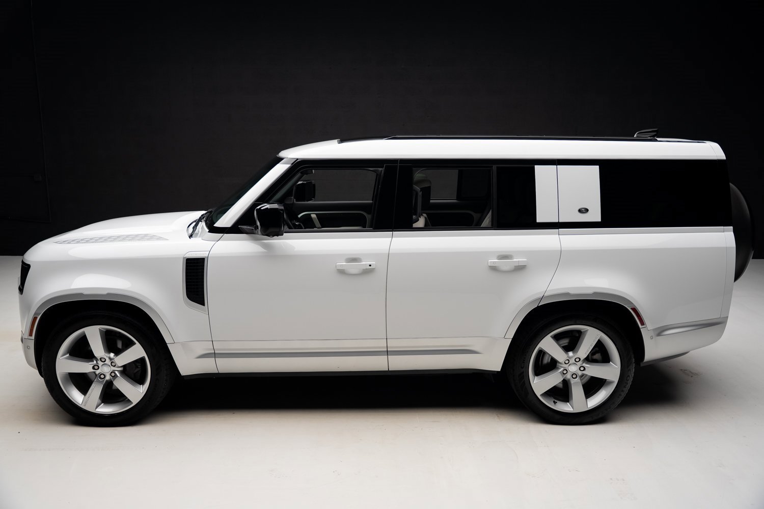 Used 2023 Land Rover Defender 130 First Edition image 16